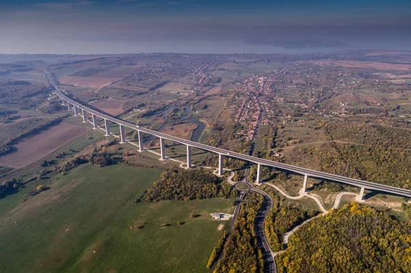 Viaduc avec nature automnale — Photo