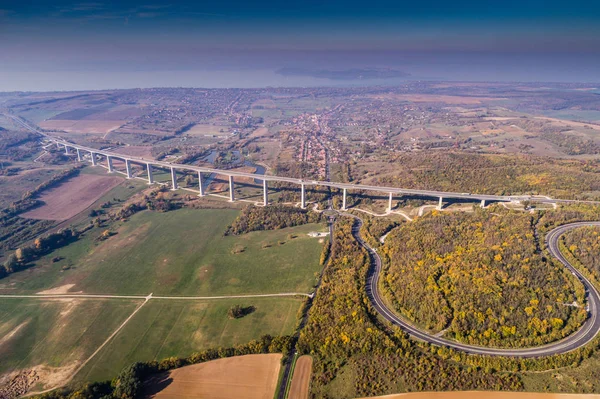 Viyadük sonbahar doğa ile