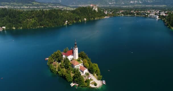 Kleine Insel auf dem slowenischen See blutete aus — Stockvideo