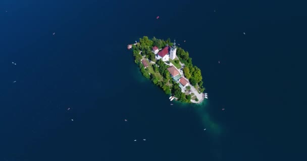 Eilandje op de Sloveense lake Bled — Stockvideo