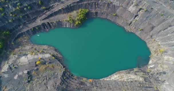 Lago de mina profunda — Vídeo de stock