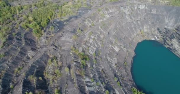 Luchtfoto, diepe mijne lake — Stockvideo