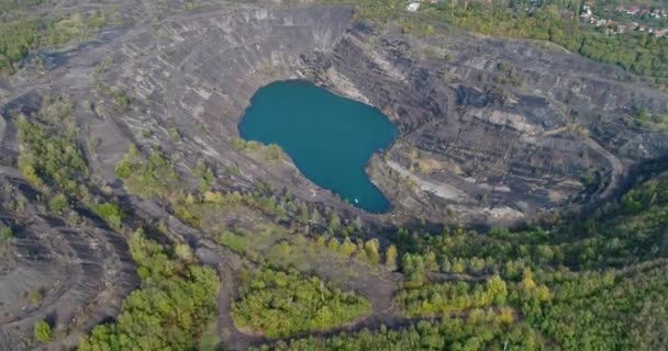 Letecký pohled na hluboké důlní jezero — Stock video