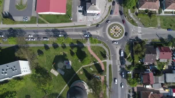 Luchtfoto Video Van Kruispunt Met Circulaire Verkeer — Stockvideo