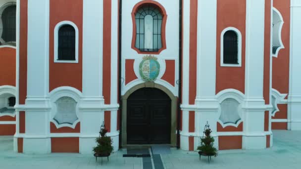 Iglesia enorme en Mariagyud, Hungría — Vídeo de stock