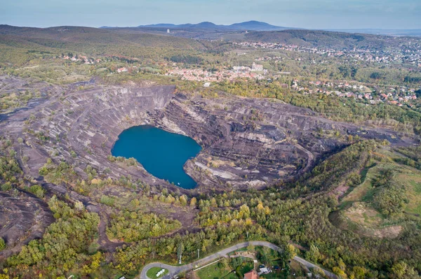 Widok z lotu ptaka, głębokiej kopalni jezioro — Zdjęcie stockowe