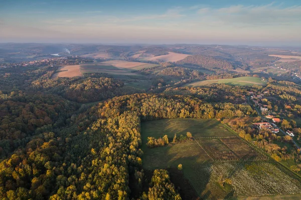 Hermoso bosque de otoño con un pueblo — Foto de Stock