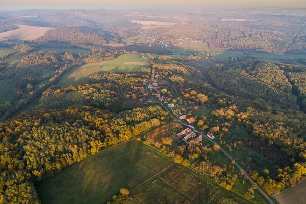 Hermoso bosque de otoño con un pueblo — Foto de Stock