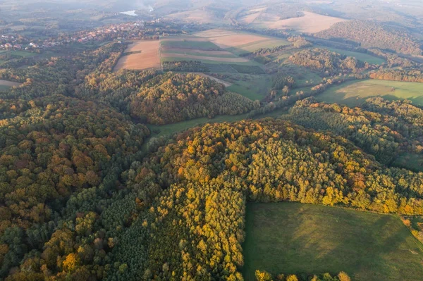 Hermoso bosque de otoño con un pueblo — Foto de Stock