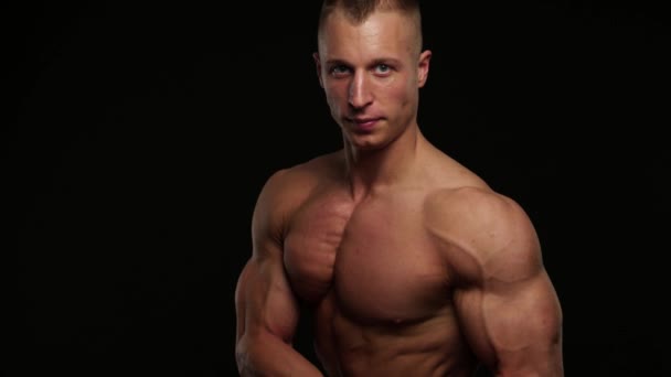 Young bodybuider posing — Stock Video