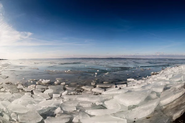 Mrożone jeziora balaton — Zdjęcie stockowe
