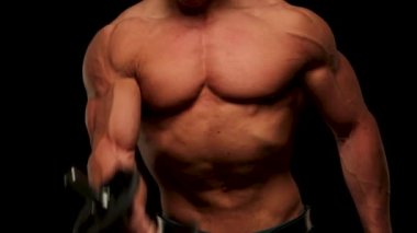 Genç bodybuider eğitim