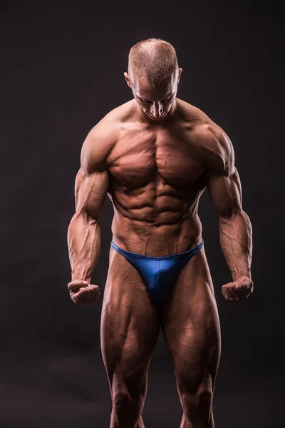 Genç bodybuider poz — Stok fotoğraf