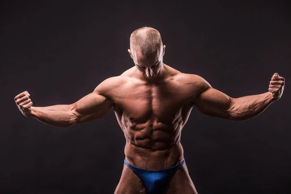 Young bodybuider posing — Stock Photo, Image