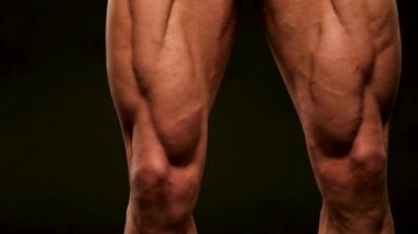 Genç bodybuider poz