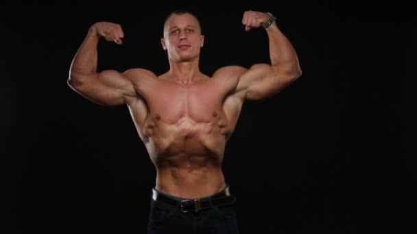 Junge Bodybuilderin posiert — Stockvideo