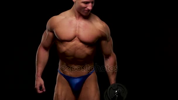 Bodybuilder formazione in studio — Video Stock