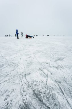 Gölde buz patenciler