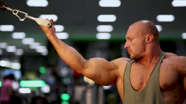 Bodybuilder Trainging Een Gmy — Stockvideo