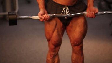 Eğitim spor salonunda vücut geliştirmeci