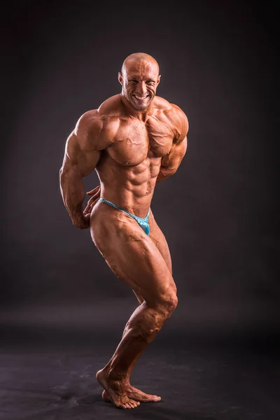 Bodybuilder poseren in studio — Stockfoto