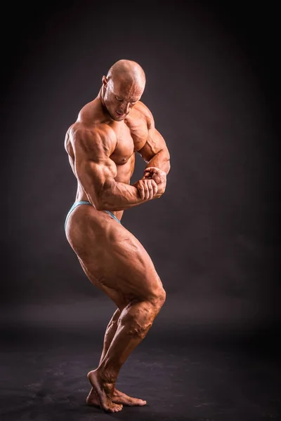 Bodybuilder posant en studio — Photo