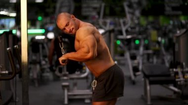 Eğitim spor salonunda vücut geliştirmeci