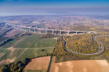 Viyadük sonbahar doğa ile