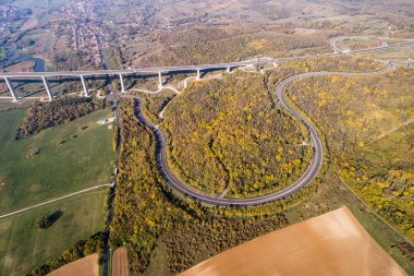 Viyadük sonbahar doğa ile