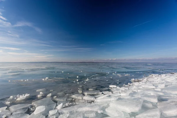 Замерзшее озеро Балатон — стоковое фото