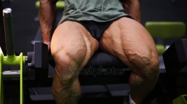 spor salonunda bacaklarını eğitim vücut geliştirmeci