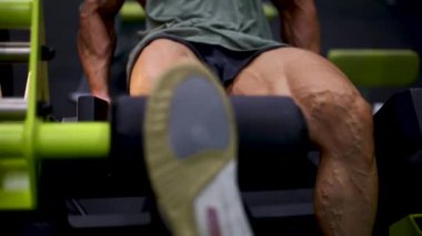 spor salonunda bacaklarını eğitim vücut geliştirmeci