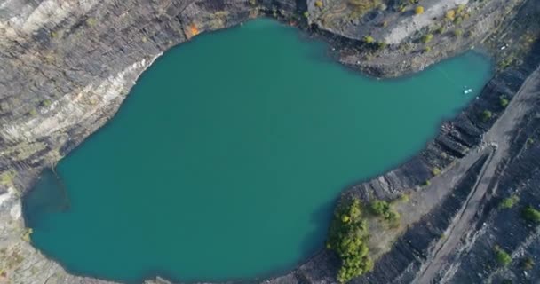 航空写真ビュー 深い鉱山の鉱山ピットの代わりに湖 — ストック動画