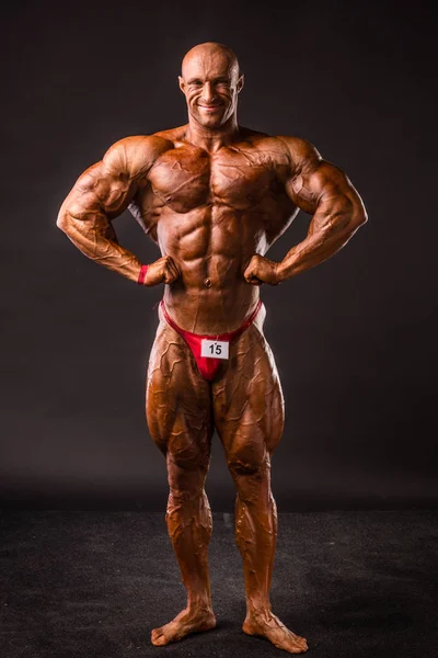 Bodybuilder posing in studio — Stock Photo, Image