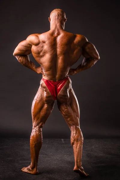 Bodybuilder posa in studio — Foto Stock