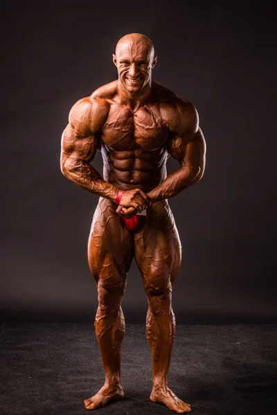 Bodybuilder posing in studio — Stock Photo, Image