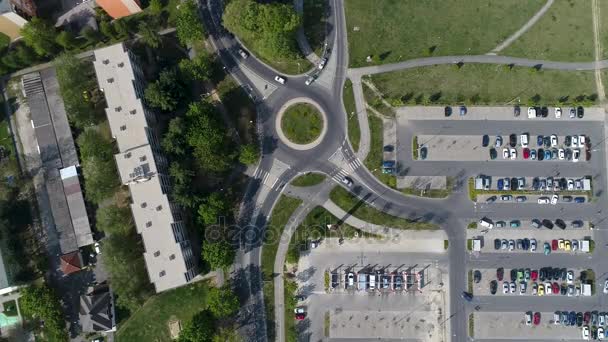 Luchtfoto Video Van Kruispunt Met Circulaire Verkeer — Stockvideo