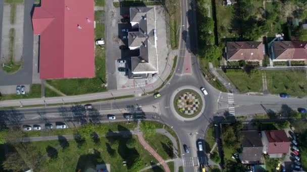 Luchtfoto Video Van Kruispunt Met Circulaire Verkeer — Stockvideo