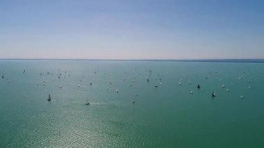 Balaton Gölü üzerinde beyaz yelkenli tekneler