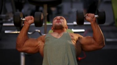 Eğitim spor salonunda vücut geliştirmeci