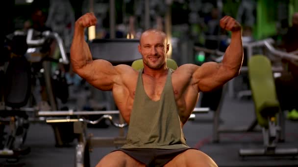 Bodybuilder Posiert Fitnessstudio — Stockvideo