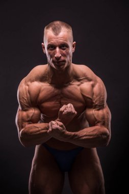 Genç bodybuider poz 