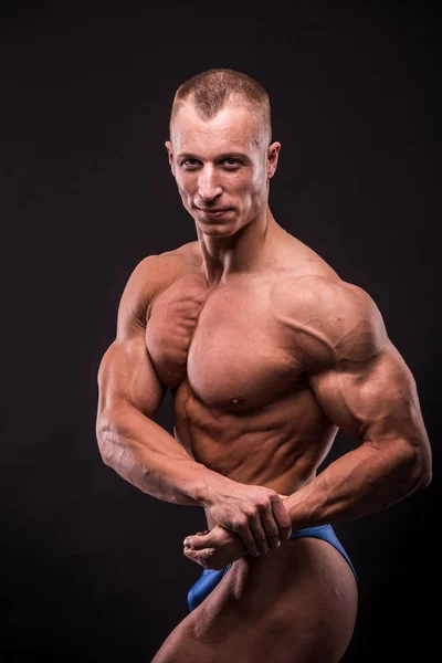 Jonge bodybuider poseren — Stockfoto