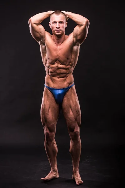 Young bodybuider posing — Stock Photo, Image
