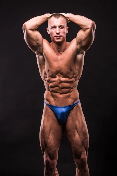 Young bodybuider posing — Stock Photo, Image