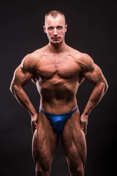 Mladí bodybuider pózování — Stock fotografie