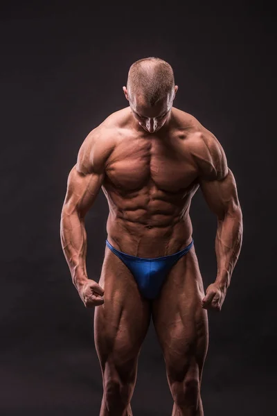 Young bodybuider posing — Stock Photo, Image