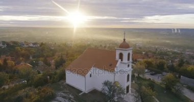 Beyaz bir kilise üzerinde uçan