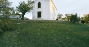 Beyaz bir kilise üzerinde uçan