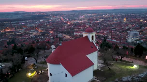夜间白色教堂空中拍摄 — 图库视频影像
